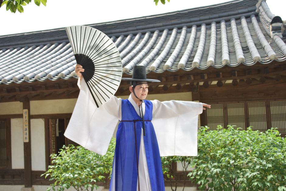 전통 한옥 스튜디오에서 한국 서예를 배우는 외국인 학생, D-1 비자 활동의 예시
