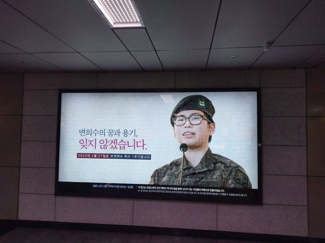 외국인등록증 신청을 위해 출입국관리사무소에서 서류를 제출하는 학생
