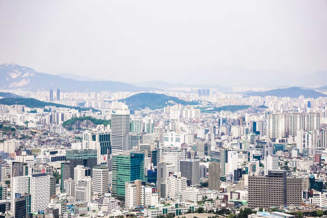 한국 서울의 현대적인 코워킹 스페이스에서 D-8 창업비자를 논의하는 국제 스타트업 팀의 모습