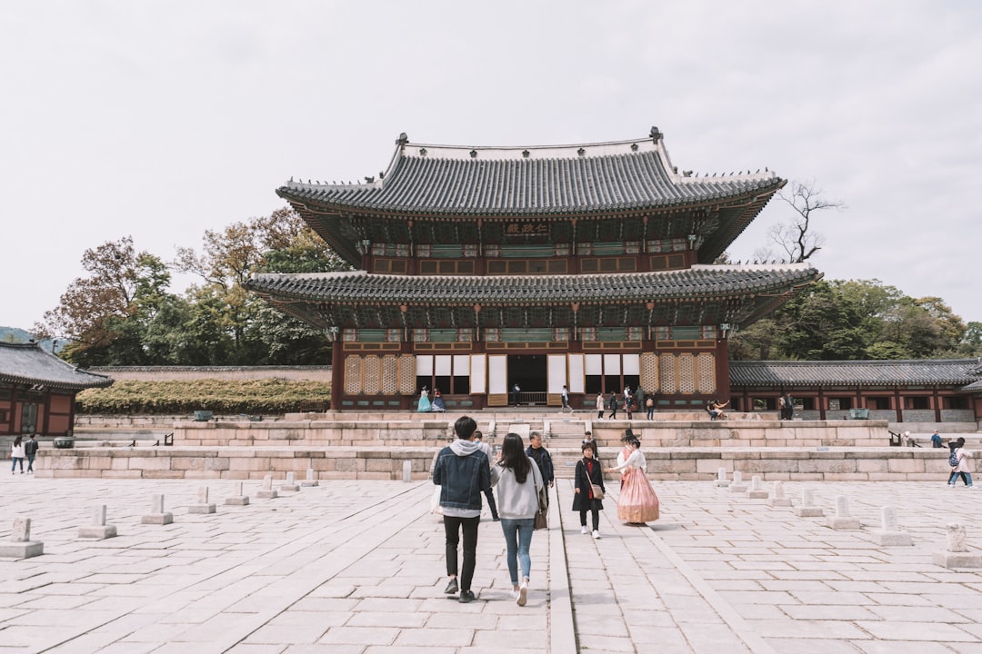 한국에서 전문직으로 일하는 다양한 국적의 외국인들이 함께 프로젝트를 진행하는 모습