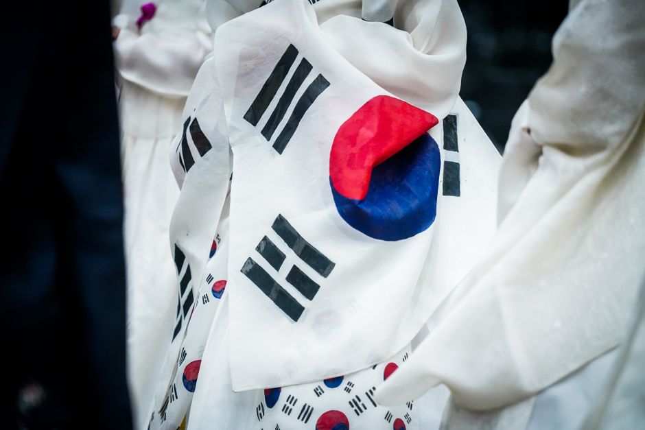 E-7-1 비자 신청 서류를 꼼꼼히 작성하는 모습