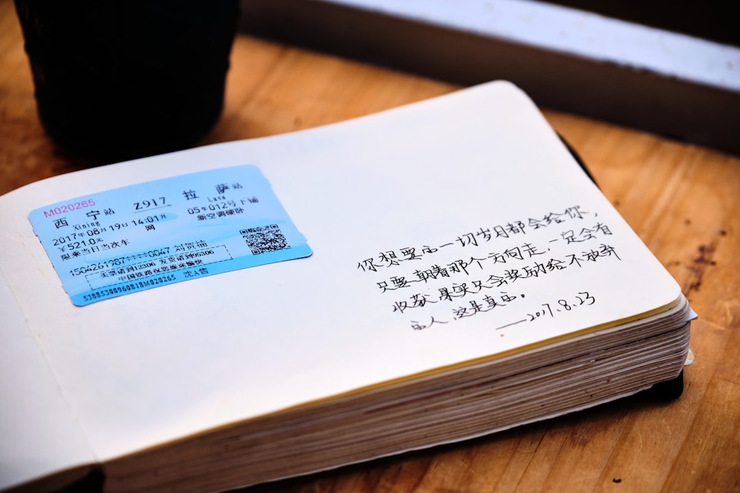 대한민국 F-4 재외동포비자 발급을 위한 서류와 여권을 들고 있는 모습. 한국 입국 및 체류 절차의 중요성을 상징합니다.