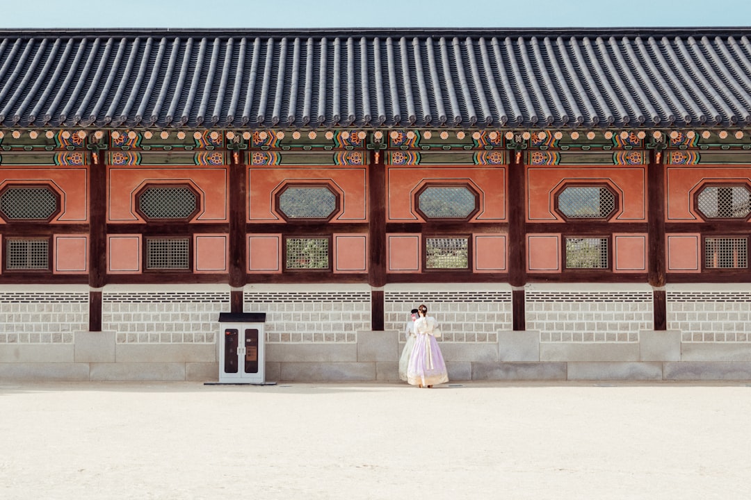 하이코리아(Hi-Korea) 웹사이트에서 비자 관련 정보를 확인하거나 온라인 예약을 하는 모습의 노트북 화면.